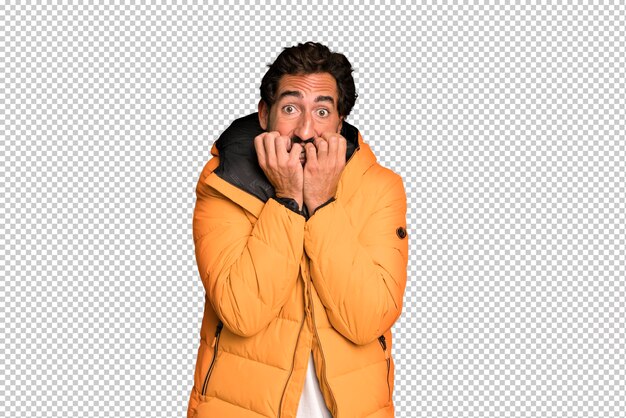 PSD jeune homme barbu et expressif fou concept froid et hiver et portant un anorak