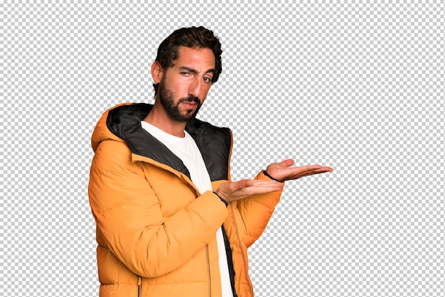 PSD jeune homme barbu et expressif fou concept froid et hiver et portant un anorak