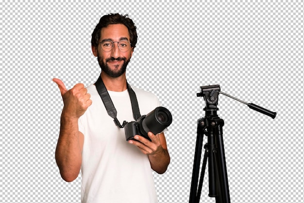 Jeune homme barbu et expressif fou avec un concept de photographe appareil photo