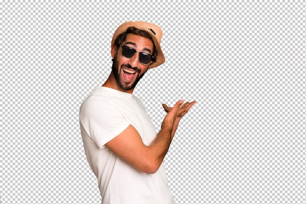 PSD jeune homme barbu et expressif fou avec lunettes de soleil et concept de vacances chapeau