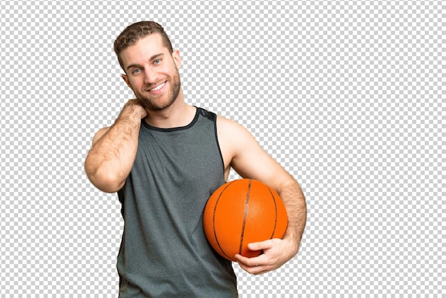Jeune homme beau jouant au basket-ball sur l'arrière-plan de la clé de chrome isolée riant