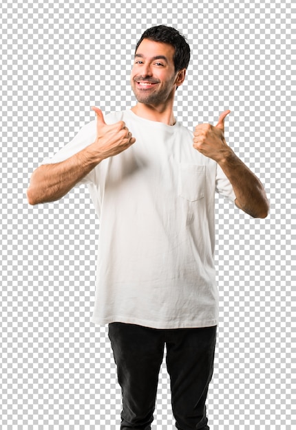 Jeune homme avec une chemise blanche faisant un geste du pouce levé et souriant car a eu du succès