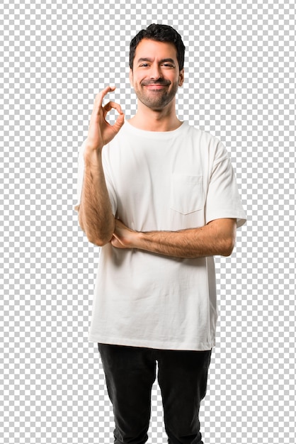 Jeune homme avec une chemise blanche montrant un signe ok avec les doigts. Visage de bonheur et de satisfaction