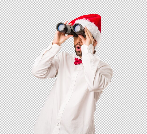 Jeune Homme Coiffé D'un Chapeau De Père Noël Le Jour De Noël