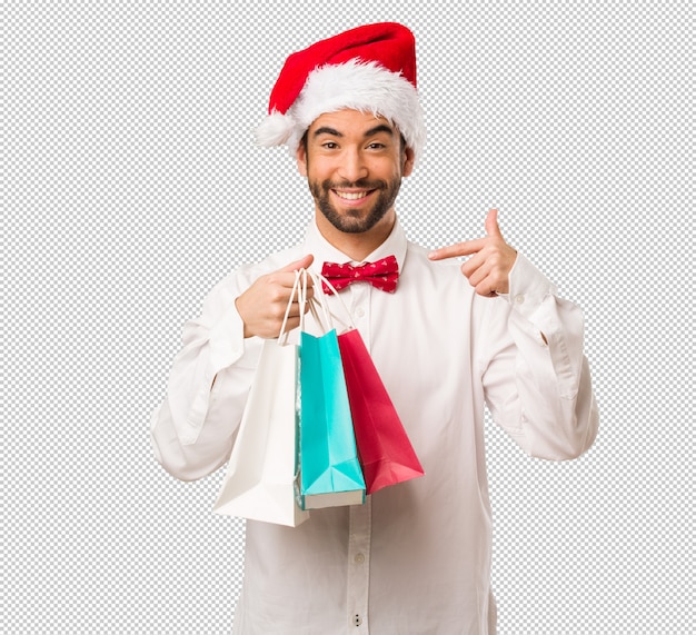 Jeune homme coiffé d&#39;un chapeau de père Noël le jour de Noël