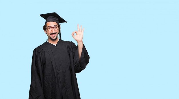 jeune homme diplômé faisant le geste correct