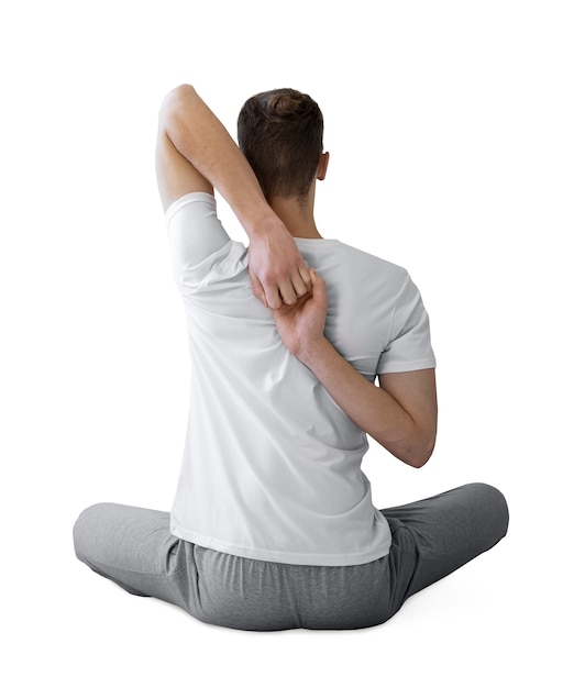 Un jeune homme faisant une position de yoga