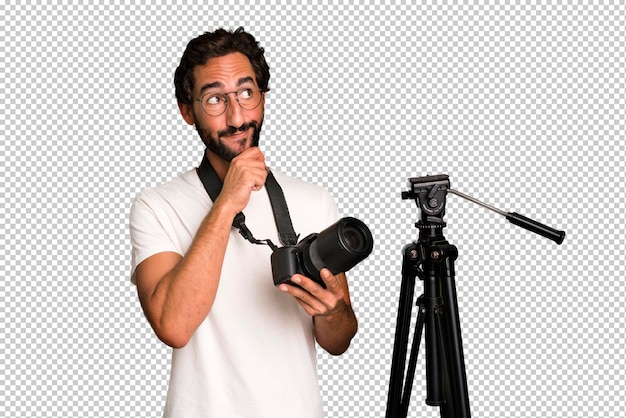 Jeune homme fou barbu et expressif avec un concept de photographe de caméra photo
