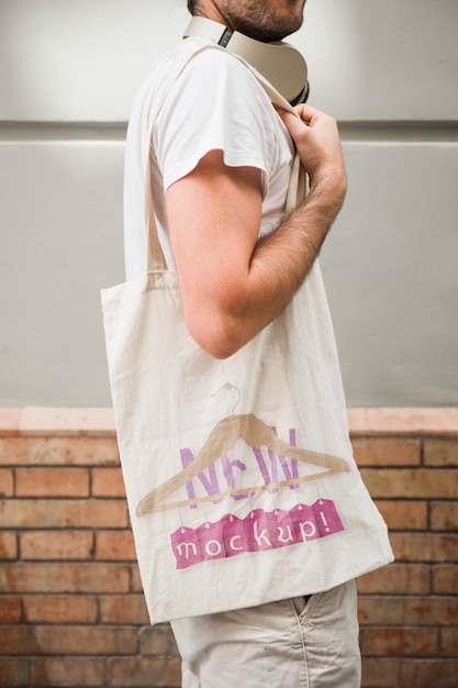 Jeune homme avec une maquette de sac