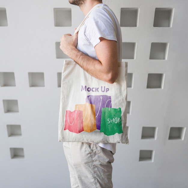 PSD jeune homme avec une maquette de sac