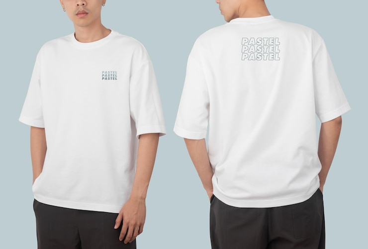 Jeune homme en maquette de t-shirt surdimensionné psd, modèle pour votre conception.