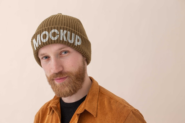 Jeune Homme Portant Une Maquette De Bonnet