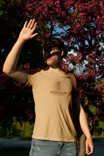 Jeune homme portant un t-shirt maquette à l'extérieur