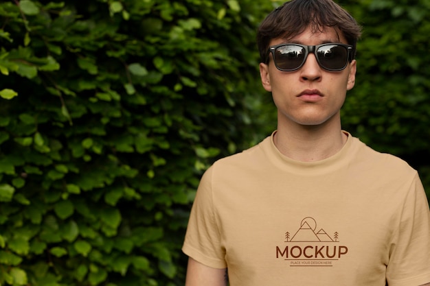 Jeune homme portant un t-shirt maquette à l'extérieur