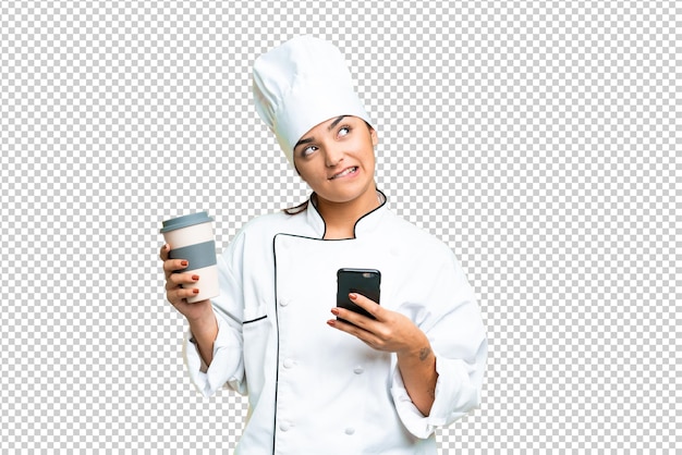 Jeune et jolie femme sur un fond de clé chrome isolé