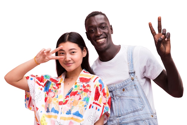 PSD des jeunes amis posent dans un studio.