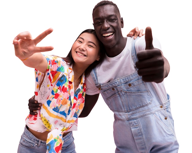 Des jeunes amis posent dans un studio.