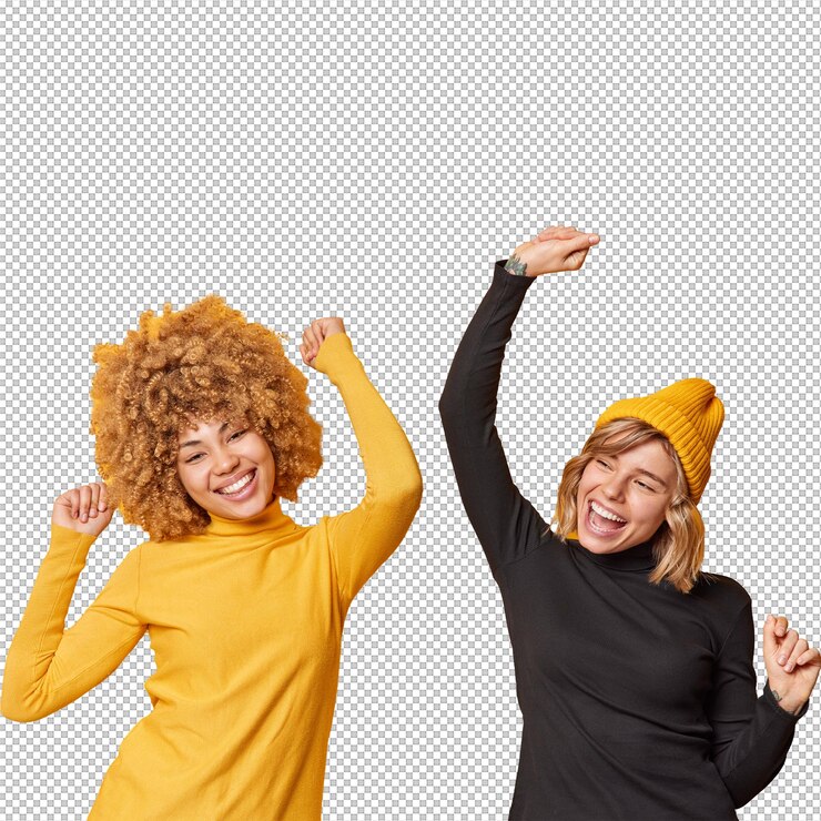 PSD les jeunes femmes positives et joyeuses s'amusent et dansent sans se soucier, secouent les bras, vêtus de cols rouges décontractés, ont des expressions joyeuses isolées sur un fond jaune.