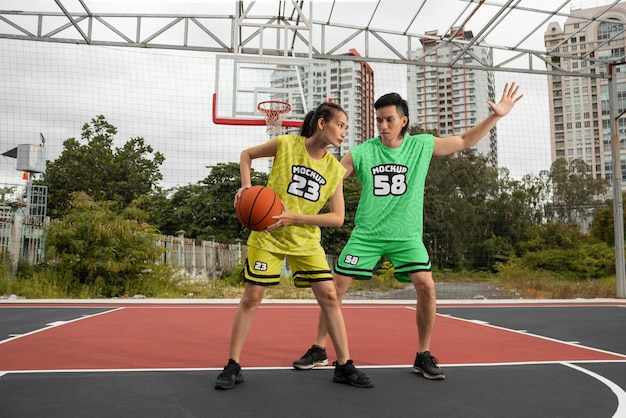 PSD jogador de basquete usando design de mock-up de camisa ao ar livre na quadra