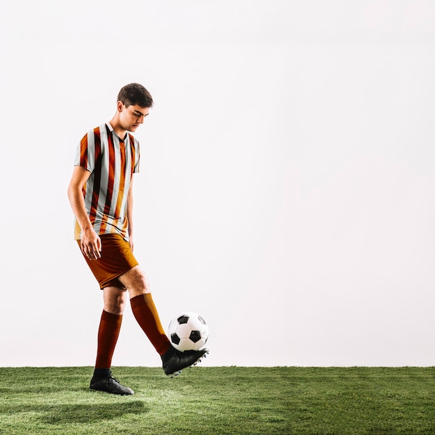 Jogador De Futebol. Jogador De Futebol Adolescente. Dia Do Jogo. Baixar Uma  Foto De Alta Resolução Para Anunciar Jogos De Futebol Foto de Stock -  Imagem de esporte, livreto: 272131128