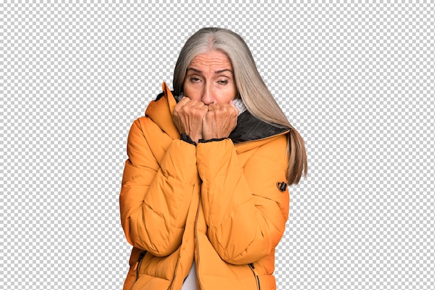 PSD jolie femme âgée aux cheveux gris portant un concept d'hiver et de froid anorak