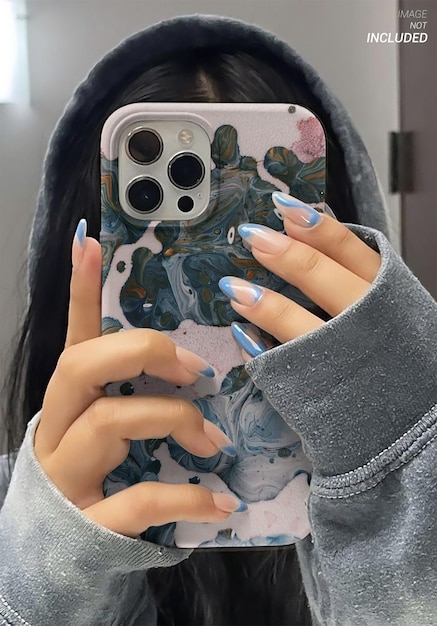 PSD jolie fille en sweat à capuche tenant un téléphone devant la maquette de coque iphone miroir