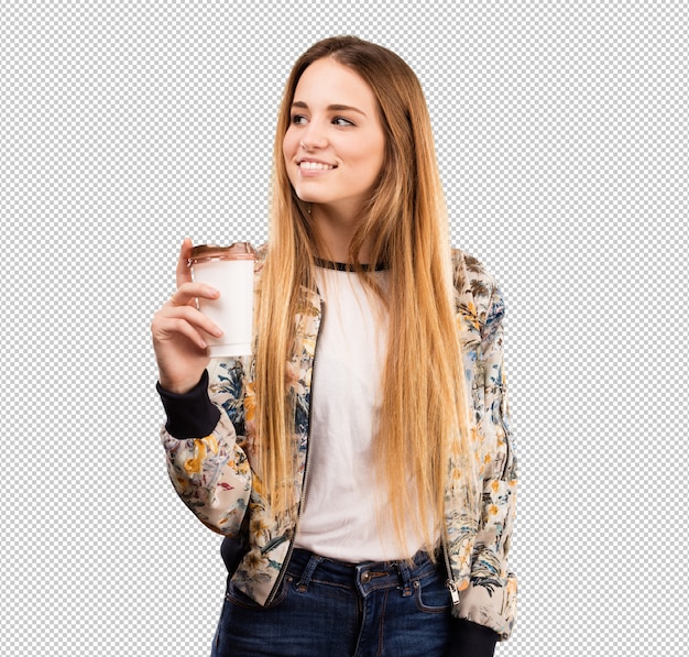 Jolie jeune femme buvant un café