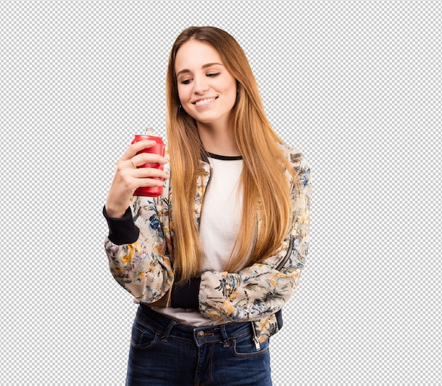 Jolie jeune femme buvant un coca