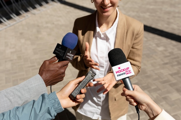 Journalist, der ein Mikrofonmodell hält