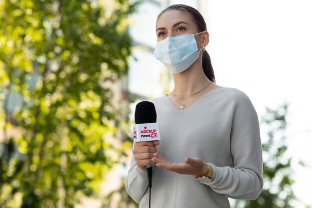 PSD journalist, der ein mikrofonmodell hält