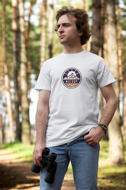 Jovem adulto vestindo camiseta de vestuário de floresta