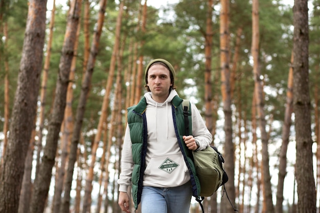 Jovem adulto vestindo camiseta de vestuário de floresta