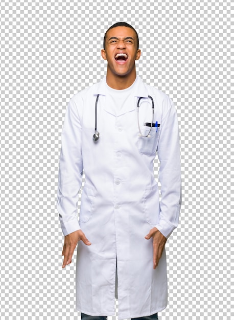Jovem afro americano homem médico gritando para a frente com a boca aberta
