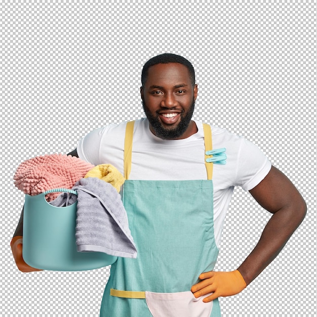 Jovem afro-americano lavando roupa