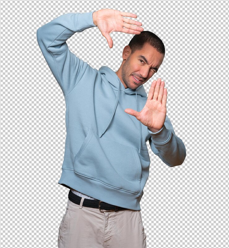 Jovem amigável, fazendo um gesto de tirar uma foto com as mãos
