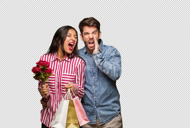 Jovem casal no dia dos namorados gritando algo feliz para a frente