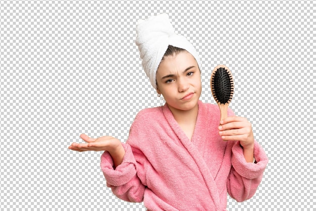 Jovem com pente de cabelo fazendo gesto de dúvidas ao levantar os ombros