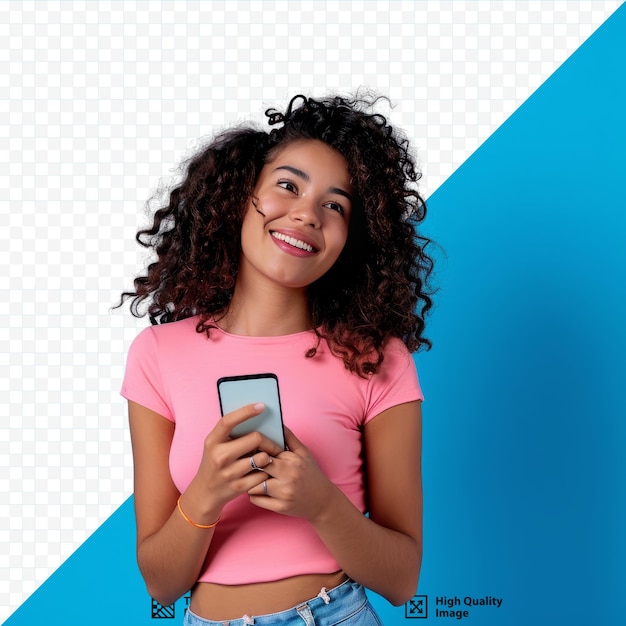 PSD jovem curiosa sorridente feliz mulher latina bonita segurando celular fazendo compras on-line no celular usando aplicativos no celular olhando de lado para o espaço de cópia de pé isolado em fundo azul isolado