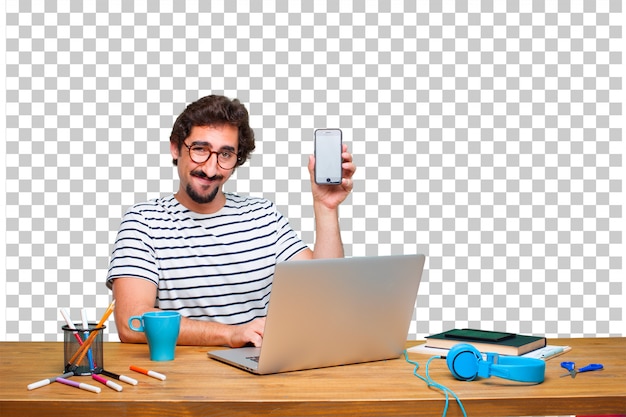 Jovem designer gráfico louco em uma mesa com um laptop e com um telefone de tela de toque inteligente