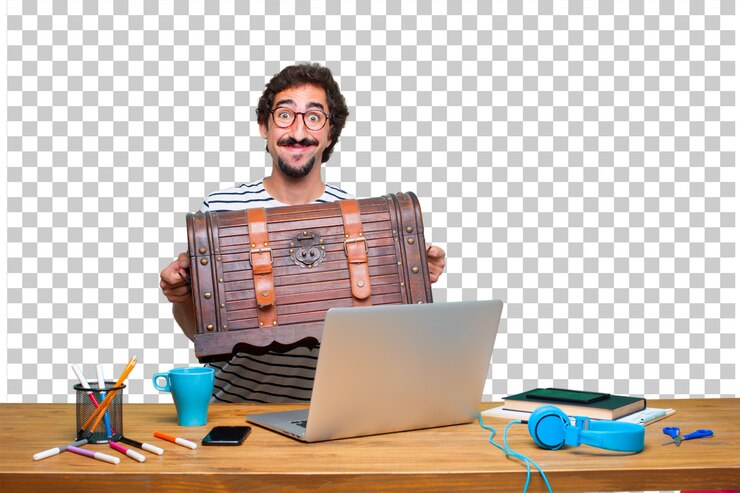 PSD jovem designer gráfico louco em uma mesa com um laptop e com uma caixa de pirata