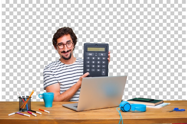 PSD jovem designer gráfico louco em uma mesa com um laptop e com uma calculadora
