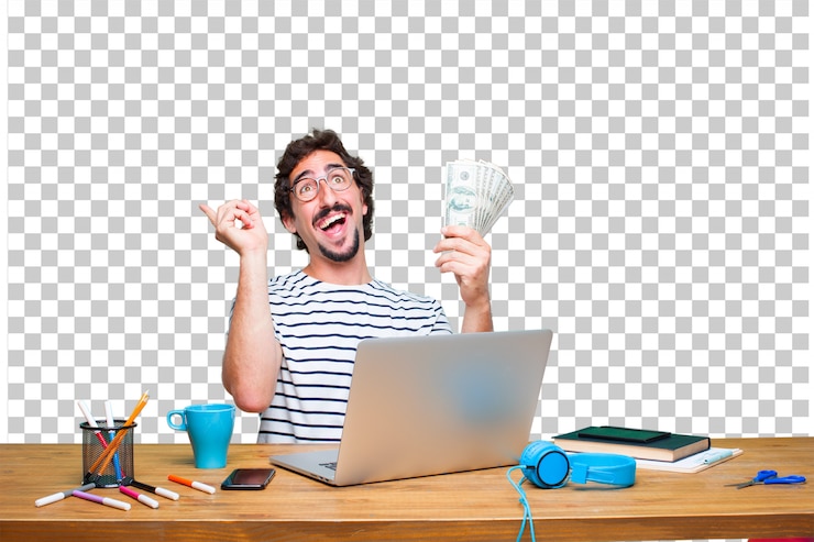 PSD jovem designer gráfico louco em uma mesa com um laptop e pagar, comprar ou conceito de dinheiro