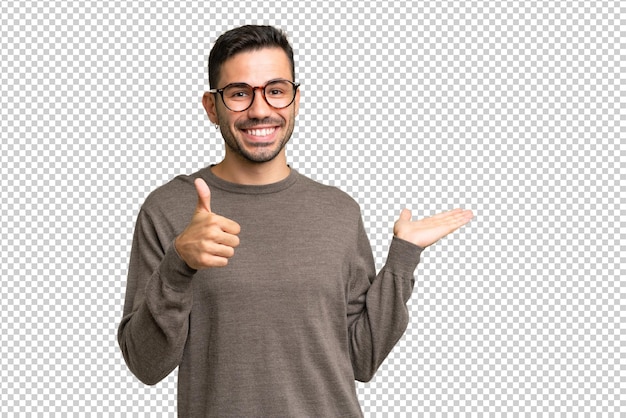 Jovem e bonito homem caucasiano de origem isolada