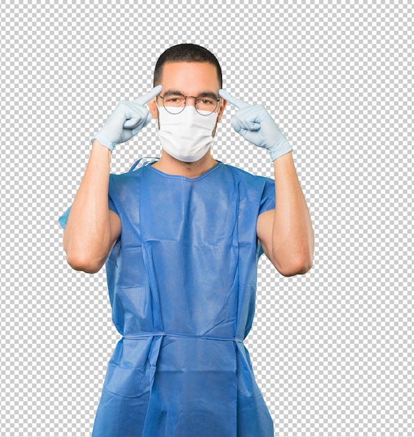 Jovem, fazendo conceitos e usando máscara e luvas de proteção