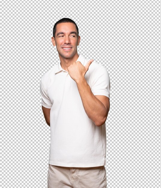 Jovem feliz apontando com o polegar