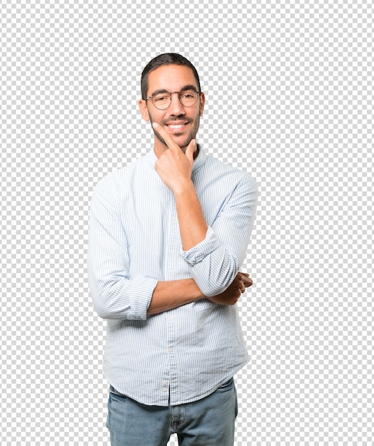 Jovem feliz fazendo um gesto de dúvida