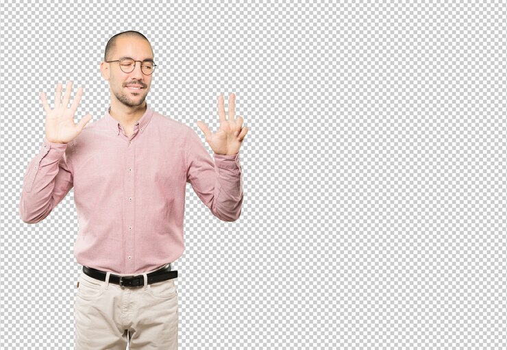 PSD jovem feliz fazendo um gesto de número oito com as mãos