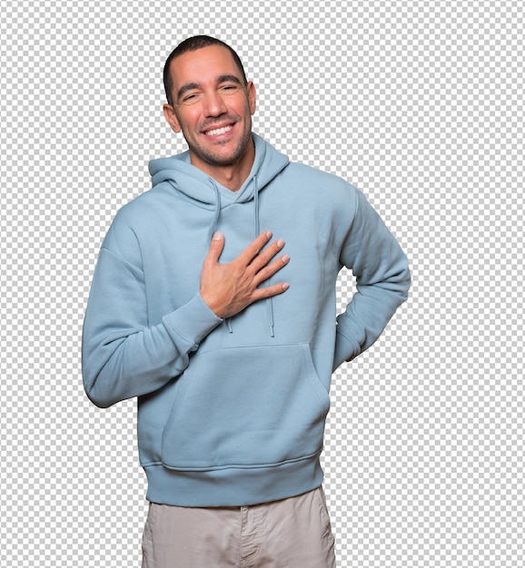Jovem feliz rindo contra o fundo