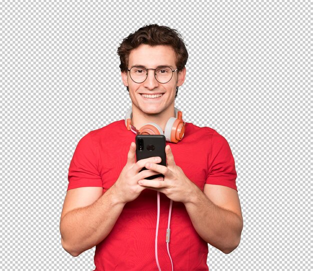 Jovem feliz usando fones de ouvido e um smartphone