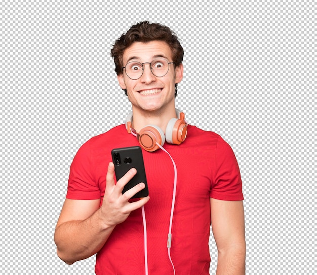 Jovem feliz usando fones de ouvido e um smartphone